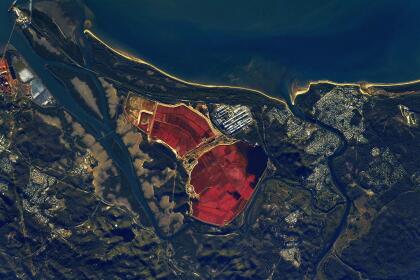 Aluminium smelting Un plan d’eau rouge/rosé, c’est soit un repaire à flamants roses, soit le signe de produits résiduaires d’une production d’aluminium. comme ici en Australie. Aujourd’hui c’est le Jour du dépassement pour l’année 2021. Un jalon qui n’a rien de réjouissant : à partir de 20h21 heure de Paris, on considère que l’humanité a consommé plus de ressources que la planète peut produire en une année… Autrement dit, on vit à crédit pour le reste de l’année… ! Depuis la Station, on en voit les conséquences en direct avec les phénomènes météo extrêmes comme les ouragans et les feux de forêts XXL, ou en décalé en comparant avec les missions précédentes – recul des glaciers, disparition de morceaux de forêts, fleuves qui changent de couleur à cause des sédiments issus de l’érosion, etc. Ou encore, en amont des effets du changement climatique, on voit des infrastructures qu’on devine néfastes pour l’environnement. Deux exemples, parmi de très nombreux et qu’on retrouve dans quasiment toutes les régions du monde, pour répondre à une question qu’on nous pose souvent : oui, on en voit. A red lake implies flamingos... or aluminium smelting. Here in Queensland, Australia, it is the latter. The red mud is a waste product of producing aluminium. Today is Earth overshoot day, the moment humankind uses more resources than the Earth has to offer. The calculations are precise (based on scientific data from satellites amongst others): at 20:21 CEST humans will have used more resources available on Earth than can be replenished in a year. From tonight we will be running on a deficit. We need our planet to survive and prosper but we also need to replenish supplies and head to a circular economy. Two symbols of using Earth's resources visible from space: large open-pit coal mining and the red mud of aluminium smelting.