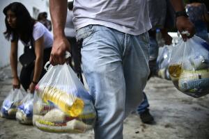 El expresidente socialista Hugo Chávez estableció una cadena de tiendas, conocida como PDVAL, para controlar la distribución de alimentos. Pero muchos ya no confían que el sistema de suministro de alimentos básicos controlado por el gobierno les pueda proveer lo indispensable. 