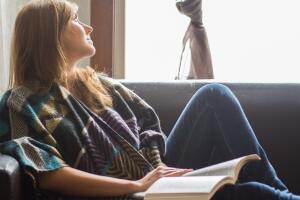 mujer-leyendo-libro-sillon-pensativ.jpg