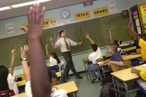 Un profesor haciendo clases en una escuela del Bronx, en Nueva York.