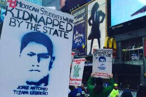 Ayotzinapa vive en Times Square