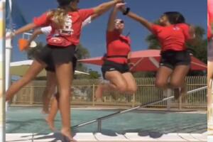 Un grupo de salvavidas expresan emoción al lado de una piscina. Buscan salvavidas para verano en Phoenix.