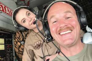Sargento Ashley Pruitt y compañero Kenneth Harwood