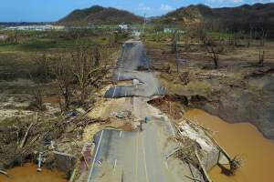 Un hombre en bicicleta en una carretera de Toa Alta, al oeste de San Juan, Puerto Rico, este 24 de septiembre. El huracán María puso a la isla al borde de una crisis humanitaria, dijo el gobernador Ricardo Rosselló. 