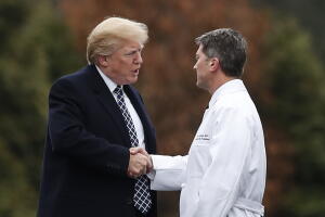 Donald Trump y Ronny Jackson, quien ha sido su médico personal en la Casa Blanca.
