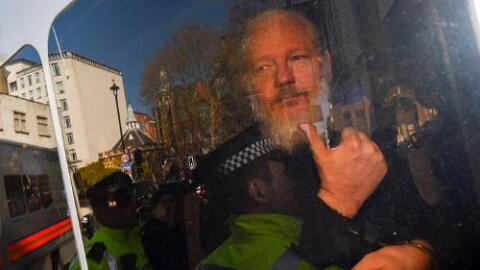 Ecuador entrega a Julian Assange después de que una filtración de WikiLeaks salpicó al hermano del presidente Moreno