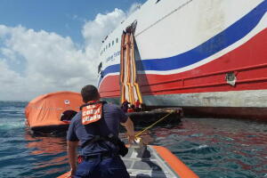 Ferry incendiado cerca de puerto de San Juan
