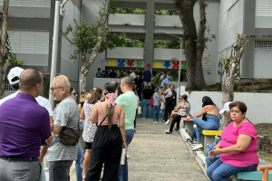 Elecciones en Puerto Rico 2024 Cierran los colegios largas filas electores votar