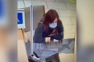 La sospechosa robó un banco de Wells Fargo con la ayuda de una nota escrita a mano.