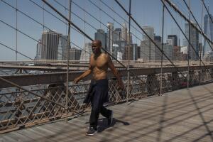 Nueva York activa medidas de emergencia ante histórica ola de calor de hasta 112°F.