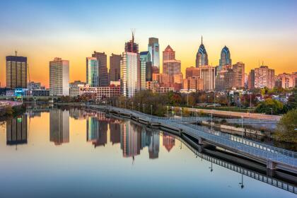 <b>Puesto 4: Filadelfia, Pennsylvania.</b> Hay mucho más que solo
<i>cheesesteaks</i>, el sándwich de carne tradicional de la ciudad.Tiene miles de opciones de comida delivery, una interesante historia, bella arquitectura y muchos museos que vale la pena explorar. Es relativamente baja en áreas verdes, pero hay hermosos bosques, arroyos y parques estatales cercanos. También hay muchas viviendas asequibles de más de tres habitaciones en Phily.