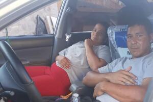 Familia hispana vive en su vehículo tras ser liberada del centro de detención de Dilley