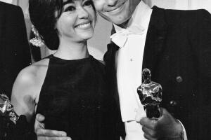 Rita Moreno y George Chakiris en la ceremonia del Oscar de 1962