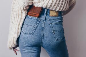 mom-jeans-tiro-alto.jpg