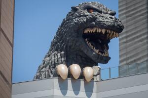 Godzilla asomado en un edificio