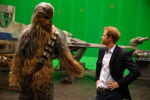 Príncipes William y Harry en premiere de Star Wars