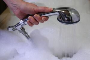 Trump afirmaba dijo que los estadounidenses tienen dificultades para ducharse o lavarse las manos porque sale, según él, muy poca agua.