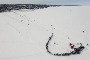 Crucifijo gigante sumergido en el lago Michigan