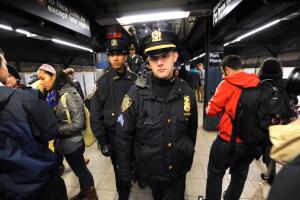 Policía en el metro de nueva york
