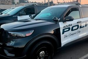 Hallan muerto a hombre dentro de una patrulla frente a la comisaría en Azusa.