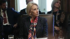 Jueza federal declara en desacato a Betsy DeVos por violar una orden judicial sobre préstamos estudiantiles