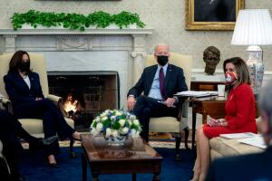 Joe Biden con Kamala Harris y Nancy Pelosi en una reunión en la Casa Blanca en febrero de 2021.
