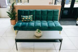 Un sillón verde olivo refleja la tendencia de diseño de interiores 2026, con colores inspirados en la naturaleza.