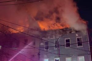 Incendio en Newark deja seis bomberos heridos y decenas de residentes evacuados en Ironbound.