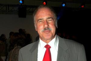 Andrés García no puede caminar después de conducir un auto de carreras.