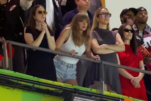 Literalmente, Taylor Swift estuvo al borde de la butaca.