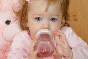 bebe-cha-mamadeira-crianca-0418-1400x800.jpg