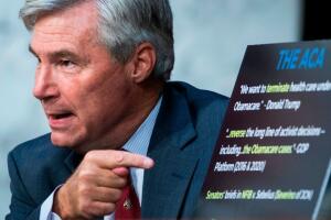 El senador demócrata Sheldon Whitehouse interviene durante la audiencia para confirmar a Amy Coney Barrett en la Corte Suprema, el 13 de octubre del 2020 en el Congreso.