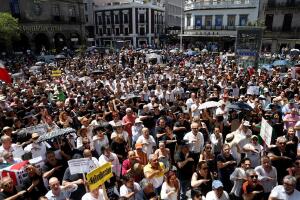 Miles de mexicanos marchan por desacuerdo de políticas de nuevo gobierno