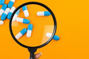 lupa-medicinas-fondo-amarillo-1400x800.jpg