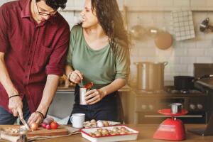 pareja-cocinando-feliz.jpg