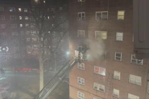 Incendio en edificio de vivienda pública del Bronx deja un hombre muerto.