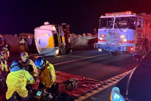 Autobús con 36 pasajeros se vuelca en Running Springs; 20 fueron hospitalizados.