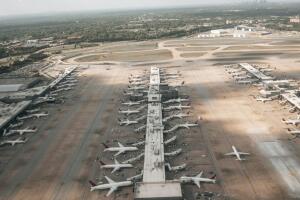 Mientras dormimos o volamos, ellos mantienen el cielo en orden