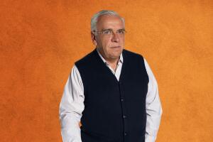 José Elías Moreno es 'Hernán' en Papás por Siempre