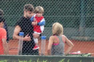 Shakira con Piqué y Sasha en sus clases de tenis