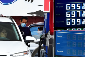 US-UKRAINE-RUSSIA-CONFLICT-ECONOMY-OIL-FUEL-PRICES