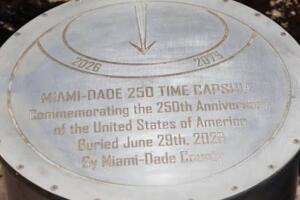 En Tropical Park, una roca con una placa marca el lugar exacto donde descansa la cápsula de Miami-Dade.