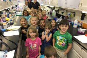 Aunque el monto por estudiante es alto, podría no cubrir el costo total de escuelas privadas, que supera los 11 mil dólares anuales.