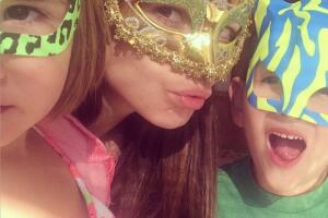 Camila Sodi y sus hijos