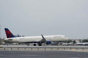 Earns Delta Air Lines