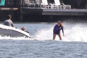 Shakira fue captada haciendo wakeboarding en los alrededores de su casa en Miami. 