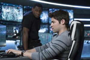 supergirl_winn_schoot.jpg