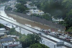 Tapones y caos en zona metro debido a lluvias