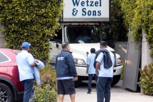 Empleados y un camión de mudanza fueron captados en la residencia alquilada de Ben Affleck.