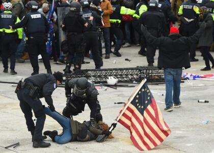 (FOTOS) PRIMERA VEZ EN LA HISTORIA DE EEUU QUE PASA EN EL CAPITOLIO 60 Un manifestante arrestado frente al edificio del parlamento.